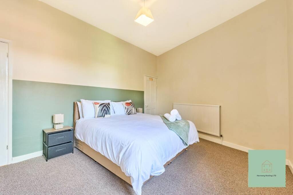 Stylish 2 Bed In Stoke-on-Trent