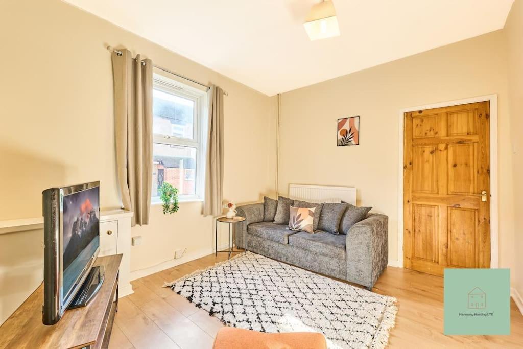 Stylish 2 Bed In * Stoke-on-Trent