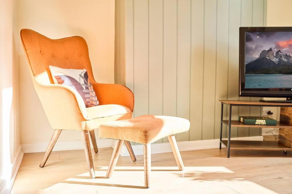 Stylish 2 Bed In Holiday home *