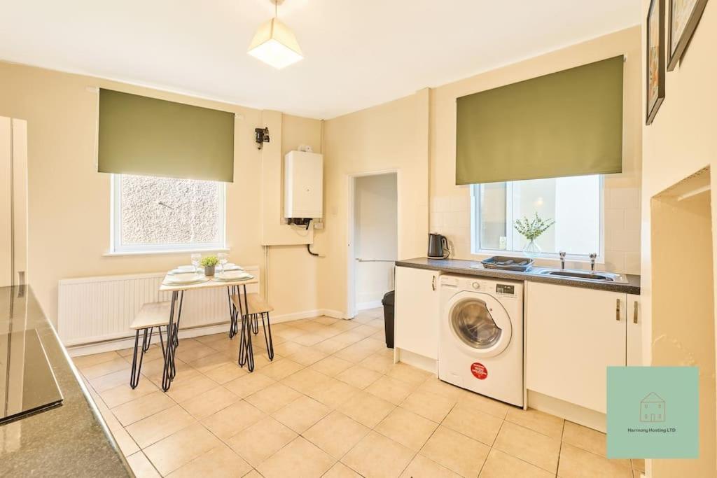 Stylish 2 Bed In Holiday home *