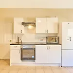Stylish 2 Bed Home In Stoke-On-Trent
